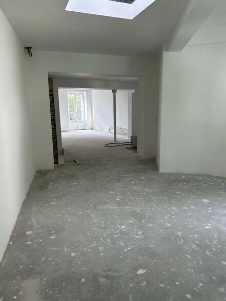 Retail in Rueil-Malmaison for lease - Interior Photo - Image 3 of 3