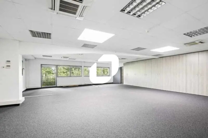 Office in Tremblay-en-France for lease - Interior Photo - Image 2 of 16