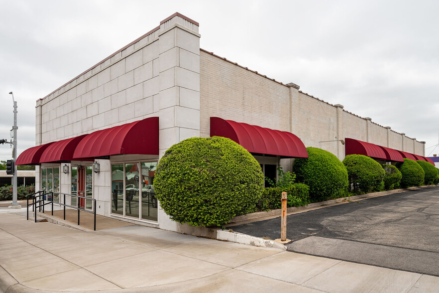 218 N Elm St, Denton, TX for lease - Building Photo - Image 1 of 1