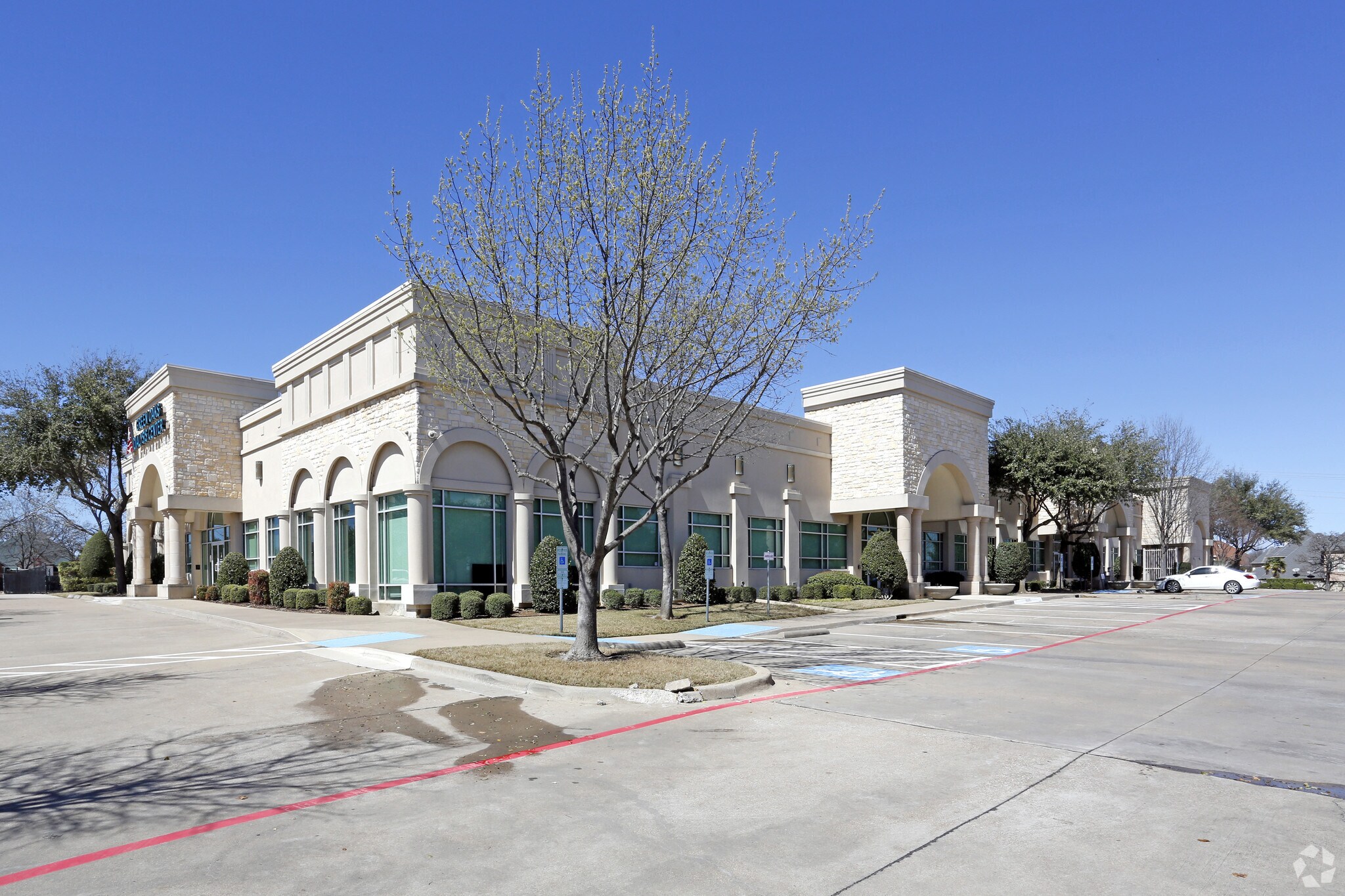 1950 NE Green Oaks Blvd, Arlington, TX 76006