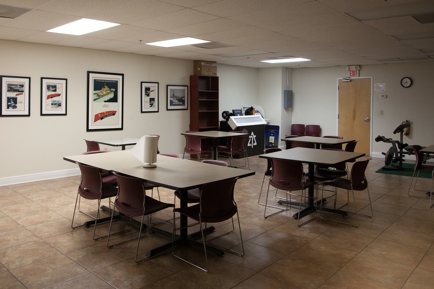 863 W 13th Ct, Riviera Beach, FL for sale - Interior Photo - Image 3 of 13