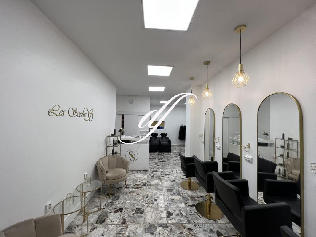 Retail in Paris for lease Interior Photo- Image 1 of 1