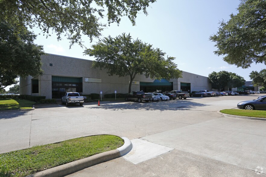 11110-11120 Grader St, Dallas, TX for lease - Building Photo - Image 1 of 5