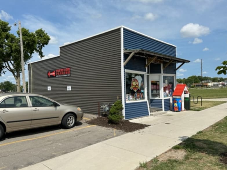 Cedar Rapids Commercial Portfolio portfolio of 3 properties for sale on LoopNet.com - Building Photo - Image 3 of 4