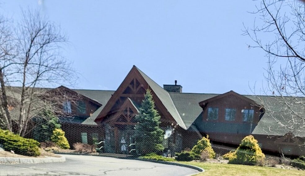 1095 Profile Rd, Franconia, NH for sale - Primary Photo - Image 1 of 5