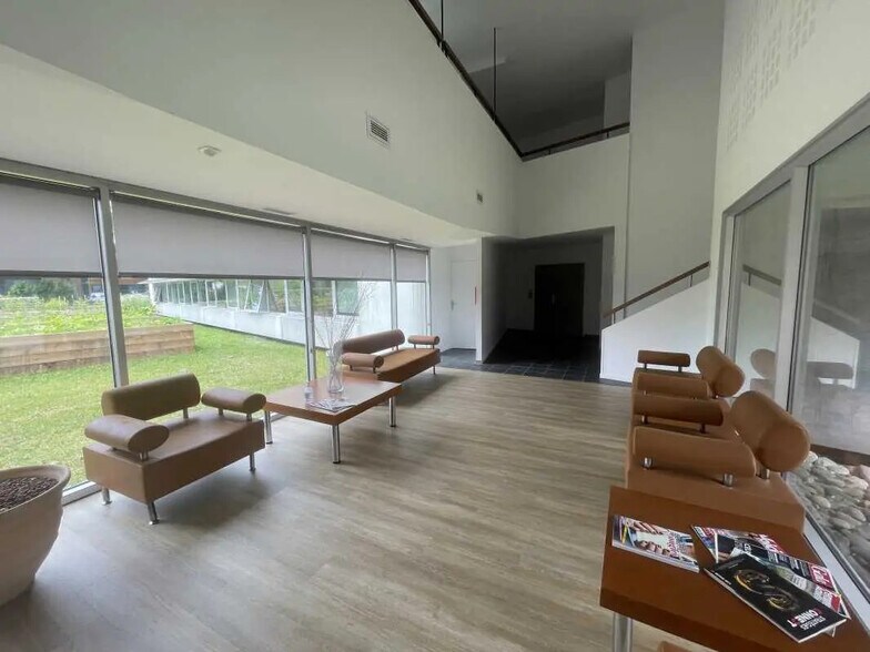 Office in Canéjan for lease - Lobby - Image 1 of 7
