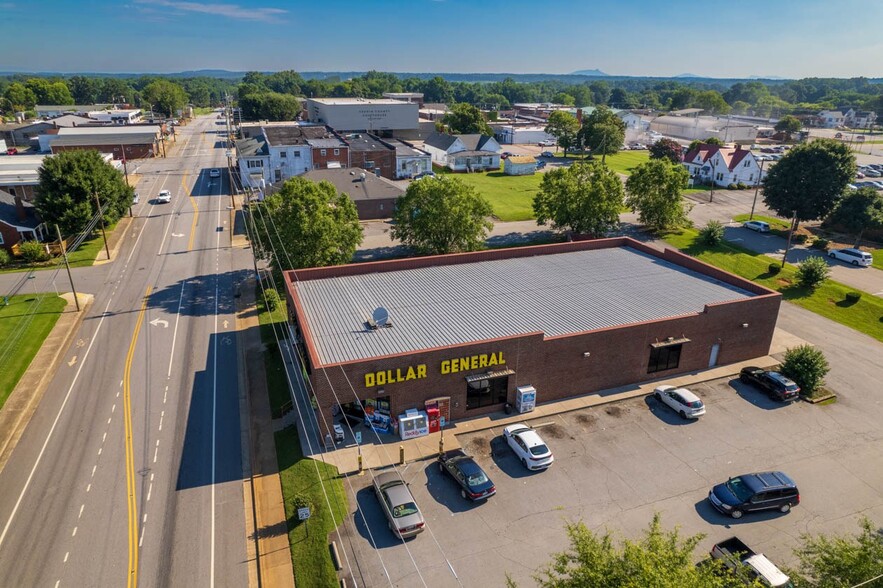 103 E Willow St, Yadkinville, NC for sale - Building Photo - Image 1 of 1