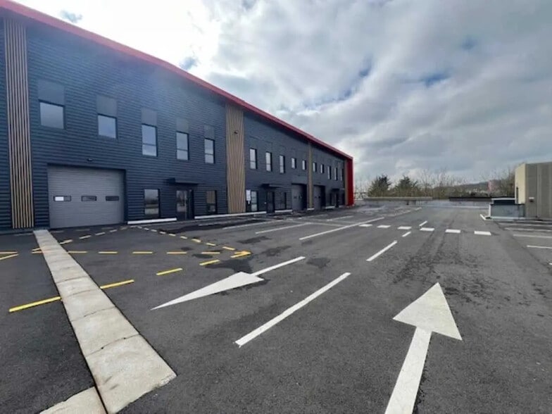 Flex in Élancourt for lease - Building Photo - Image 2 of 14