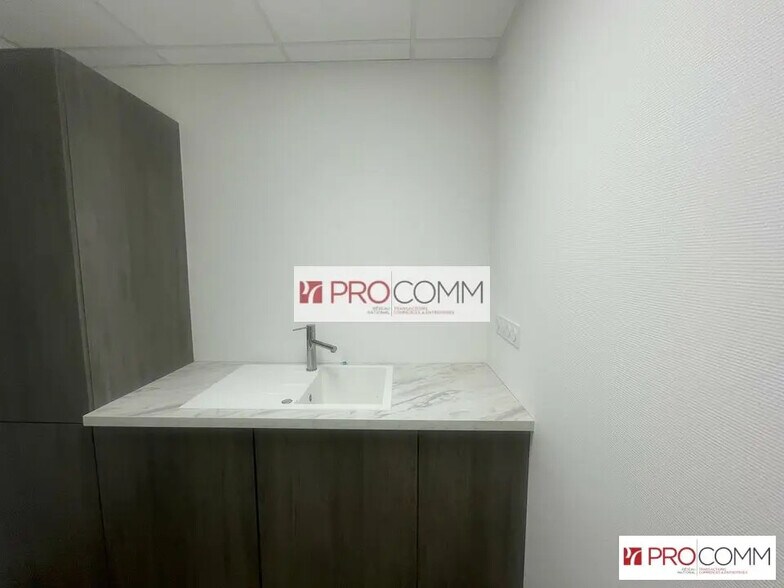 Office in Luisant for lease - Interior Photo - Image 2 of 11