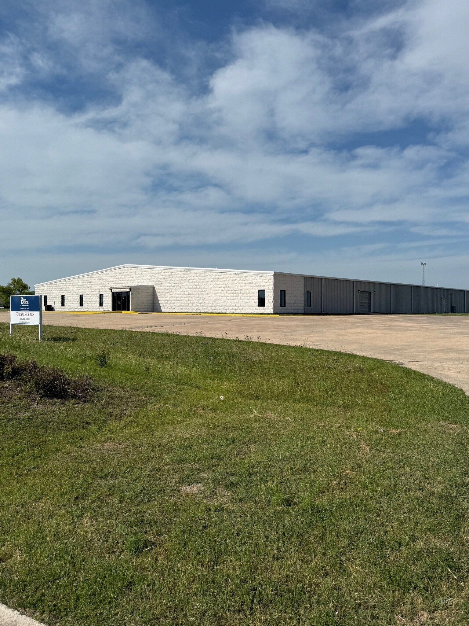 1008 Carlos Parker Blvd SW, Taylor, TX for lease Building Photo- Image 1 of 7