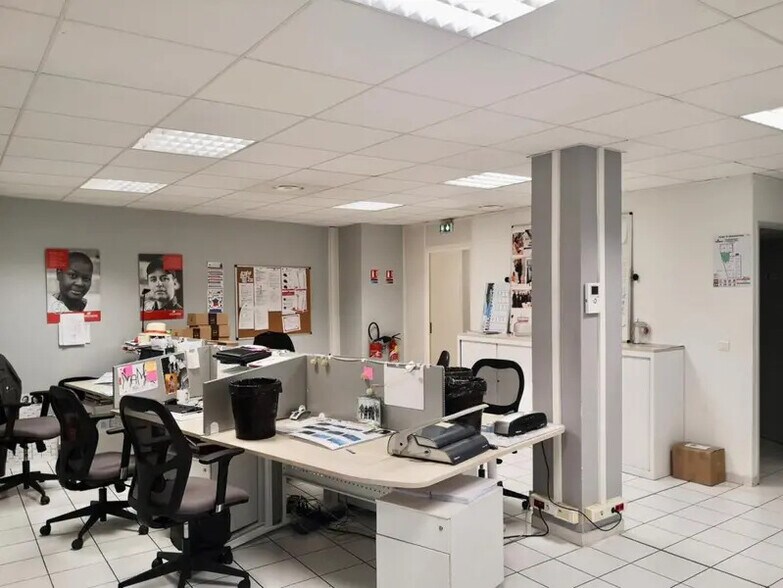 Office in Marseille for lease - Building Photo - Image 2 of 7