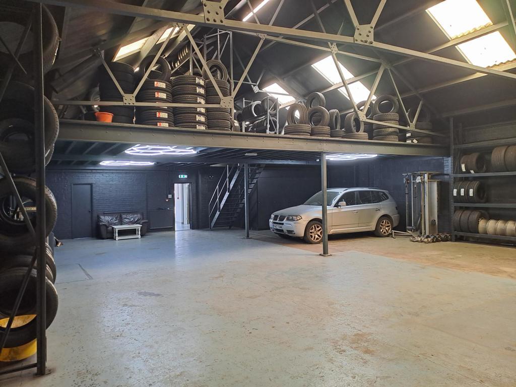 2-16 Woodfield Rd, Welwyn Garden City, HRT AL7 1JQ - Unit 16 - - Interior Photo - Image 1 of 5