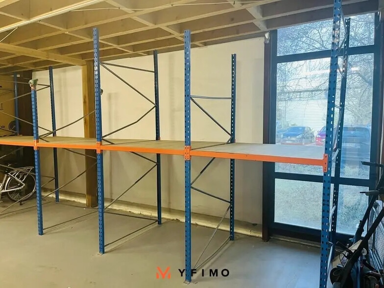 Flex in Croissy-sur-Seine for lease - Interior Photo - Image 2 of 6