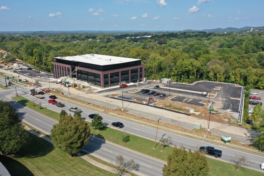 329 S Royal Oaks Blvd, Franklin, TN for sale - Building Photo - Image 3 of 33