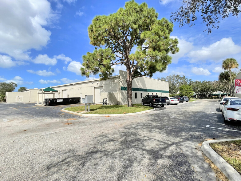 2900 Horseshoe Dr S, Naples, FL for lease - Building Photo - Image 3 of 3