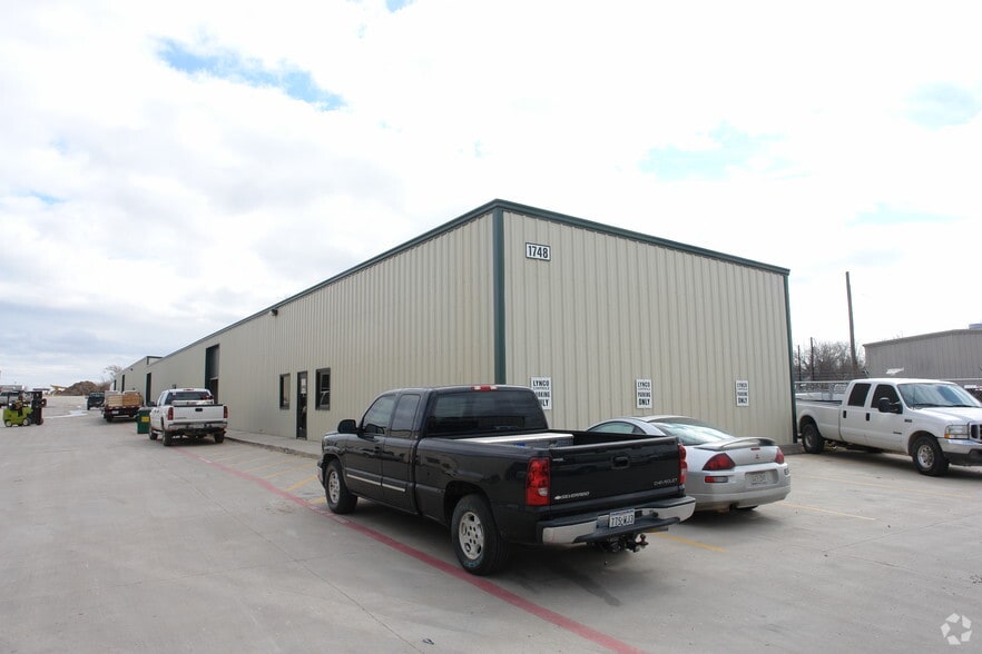1748 N Main St, Cleburne, TX for lease - Building Photo - Image 1 of 8