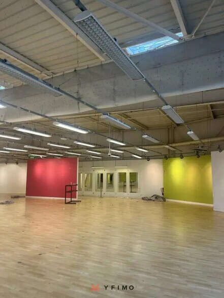 Retail in Maurepas for lease - Interior Photo - Image 3 of 4