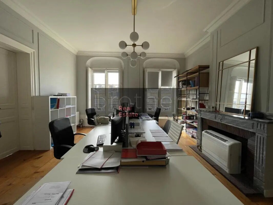 Office in Bordeaux for lease Interior Photo- Image 1 of 6