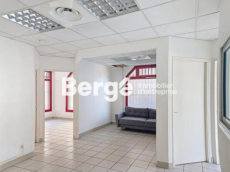 Retail in CANNES-LA-BOCCA for lease - Interior Photo - Image 3 of 11