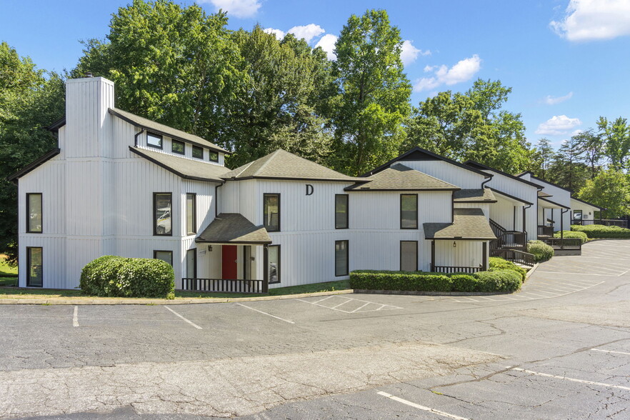 870 Wade Hampton Blvd, Greenville, SC for lease - Building Photo - Image 1 of 11