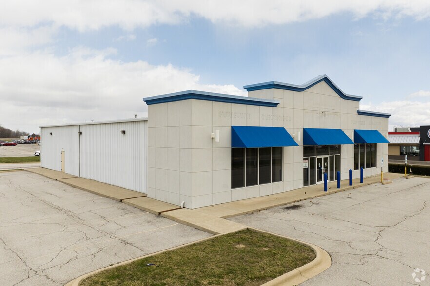 465 Airport Hwy, Wauseon, OH 43567 Former Aarons Rent