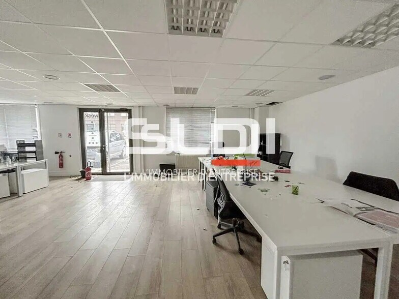 Flex in Dardilly for lease - Interior Photo - Image 2 of 13