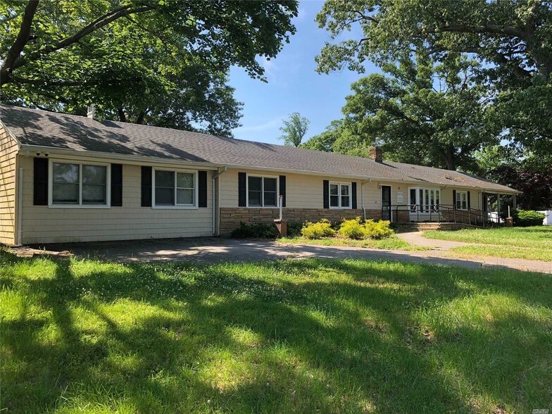 135 Idle Hour Blvd, Oakdale, NY 11769