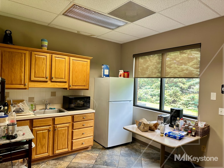 45 Commerce Dr, Wyomissing, PA for lease - Building Photo - Image 2 of 20