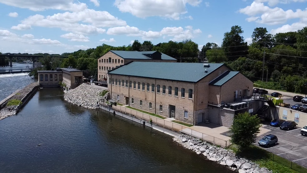 425 W Water St, Appleton, WI for lease - Building Photo - Image 3 of 12