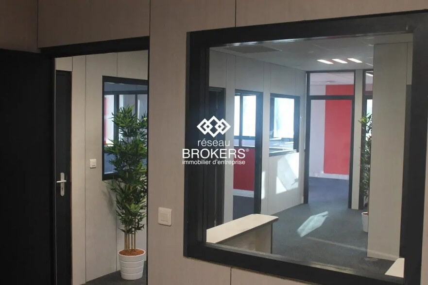 Office in Saint-Genis-Laval for lease - Interior Photo - Image 2 of 13