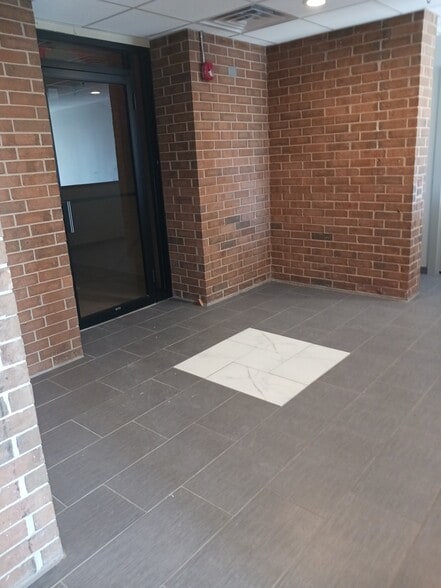 880 N York Rd, Elmhurst, IL for lease - Building Photo - Image 3 of 13