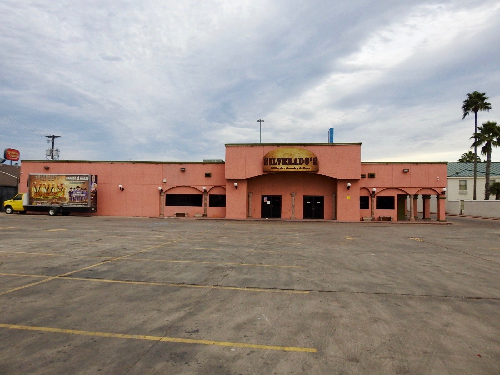 5920 San Bernardo Ave, Laredo, TX for sale Primary Photo- Image 1 of 1