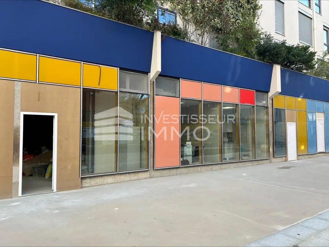 Flex in Paris for lease Building Photo- Image 1 of 5