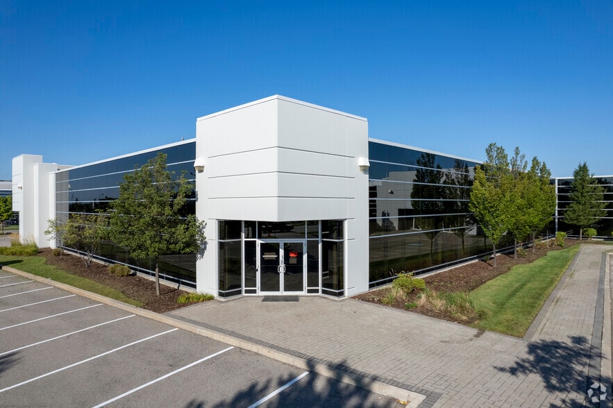 75 Courtneypark Dr W, Mississauga, ON for lease - Building Photo - Image 3 of 7