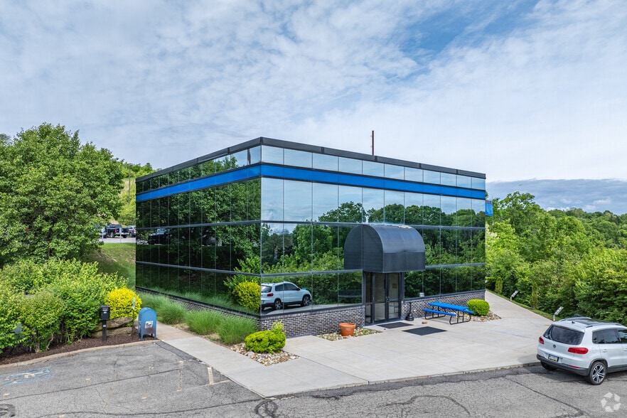 800 N Bell Ave, Carnegie, PA for sale - Primary Photo - Image 1 of 26