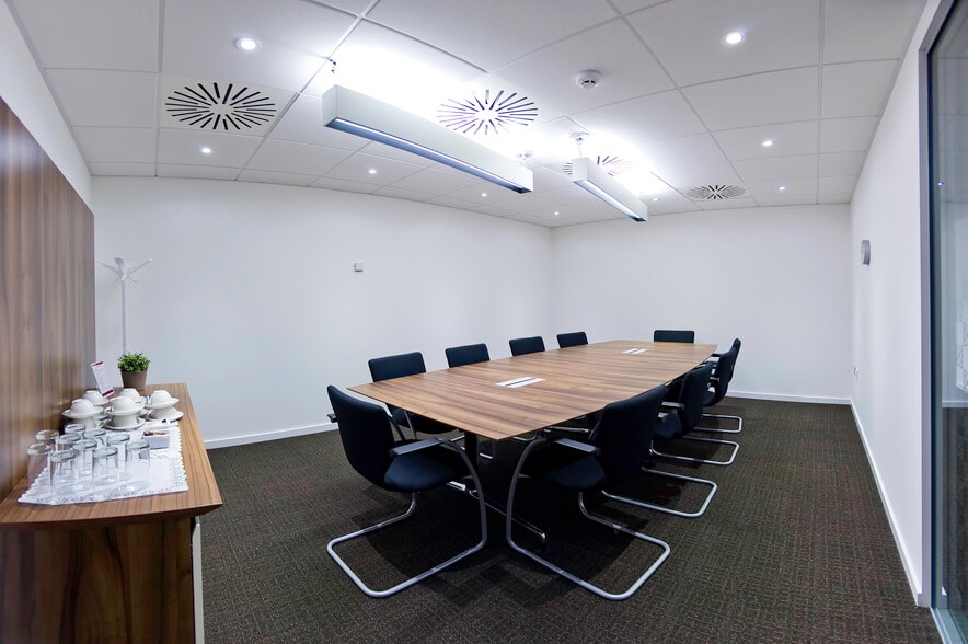 Windsor Rd, Beaconsfield for lease - Interior Photo - Image 2 of 12