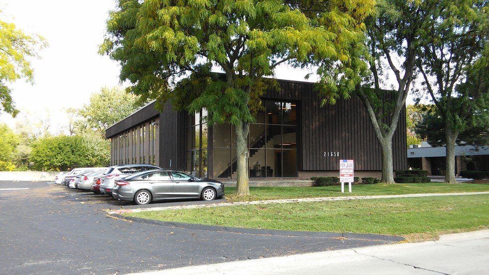 21650 W 11 Mile Rd, Southfield, MI for sale - Building Photo - Image 1 of 1