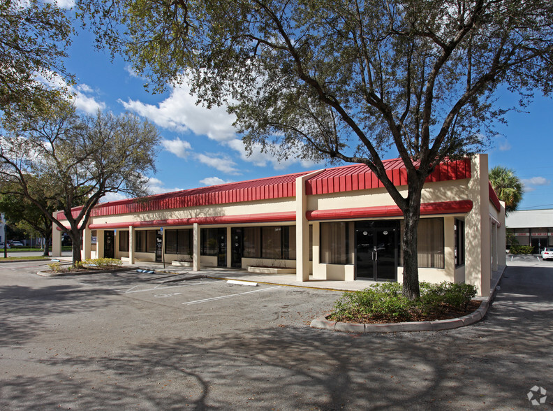 933-1007 W Commercial Blvd, Fort Lauderdale, FL for lease - Building Photo - Image 3 of 8