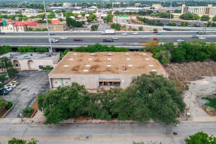 523 Urban Loop, San Antonio, TX for lease - Building Photo - Image 3 of 24