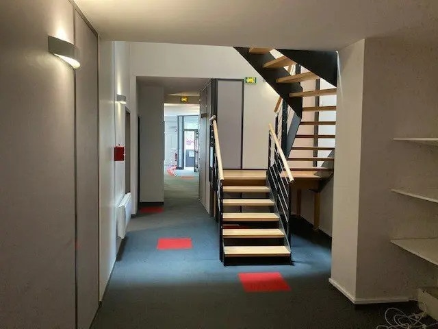 Retail in for lease - Lobby - Image 3 of 12