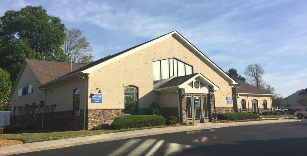 3911 Fountain Grove Dr, High Point, NC for lease - Building Photo - Image 2 of 10