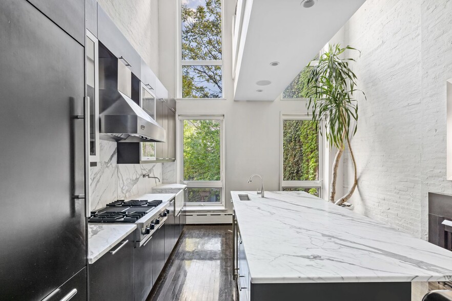 262 W 25th St, New York, NY for sale - Interior Photo - Image 2 of 7