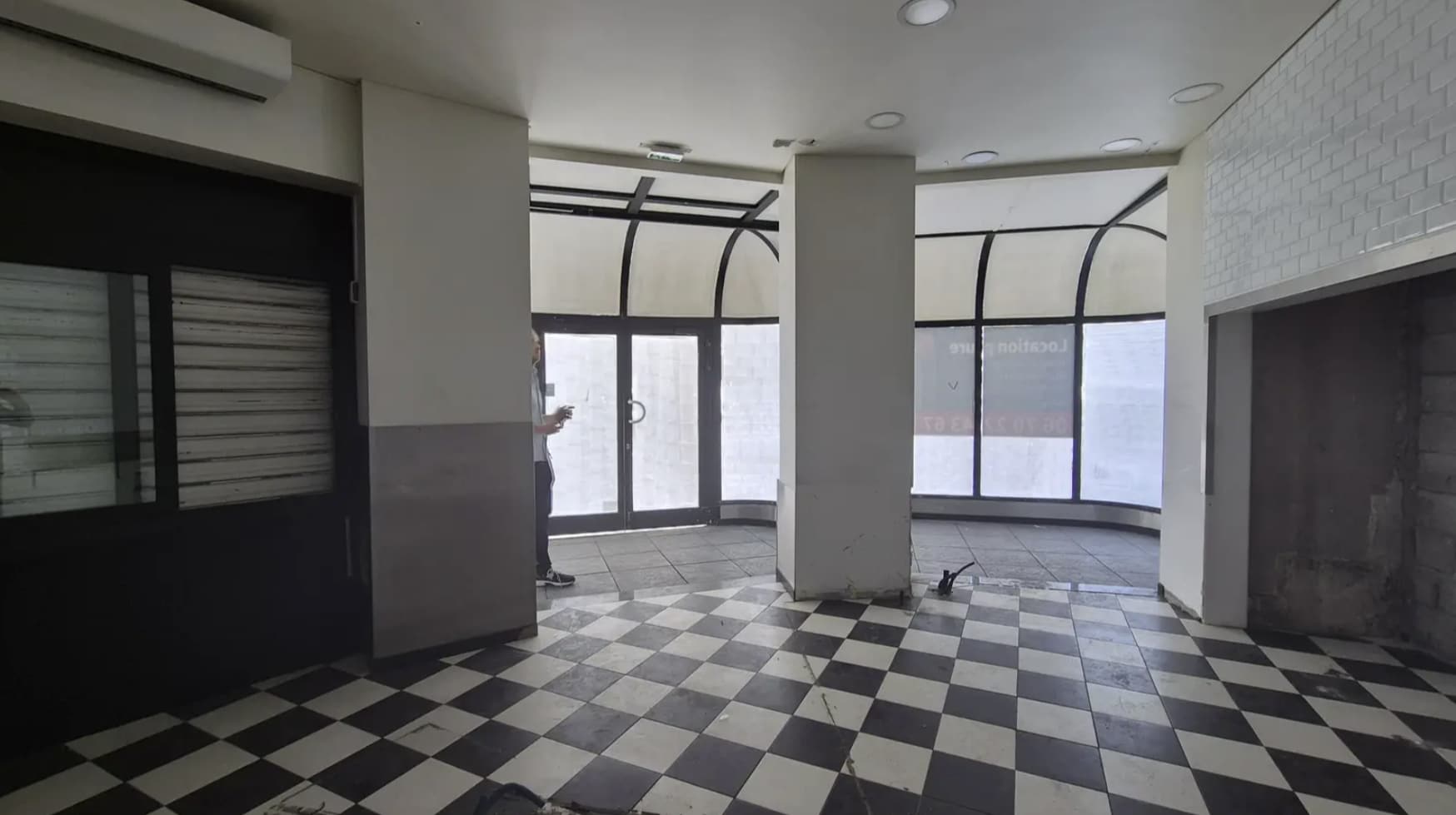 Retail in Paris for lease Interior Photo- Image 1 of 4