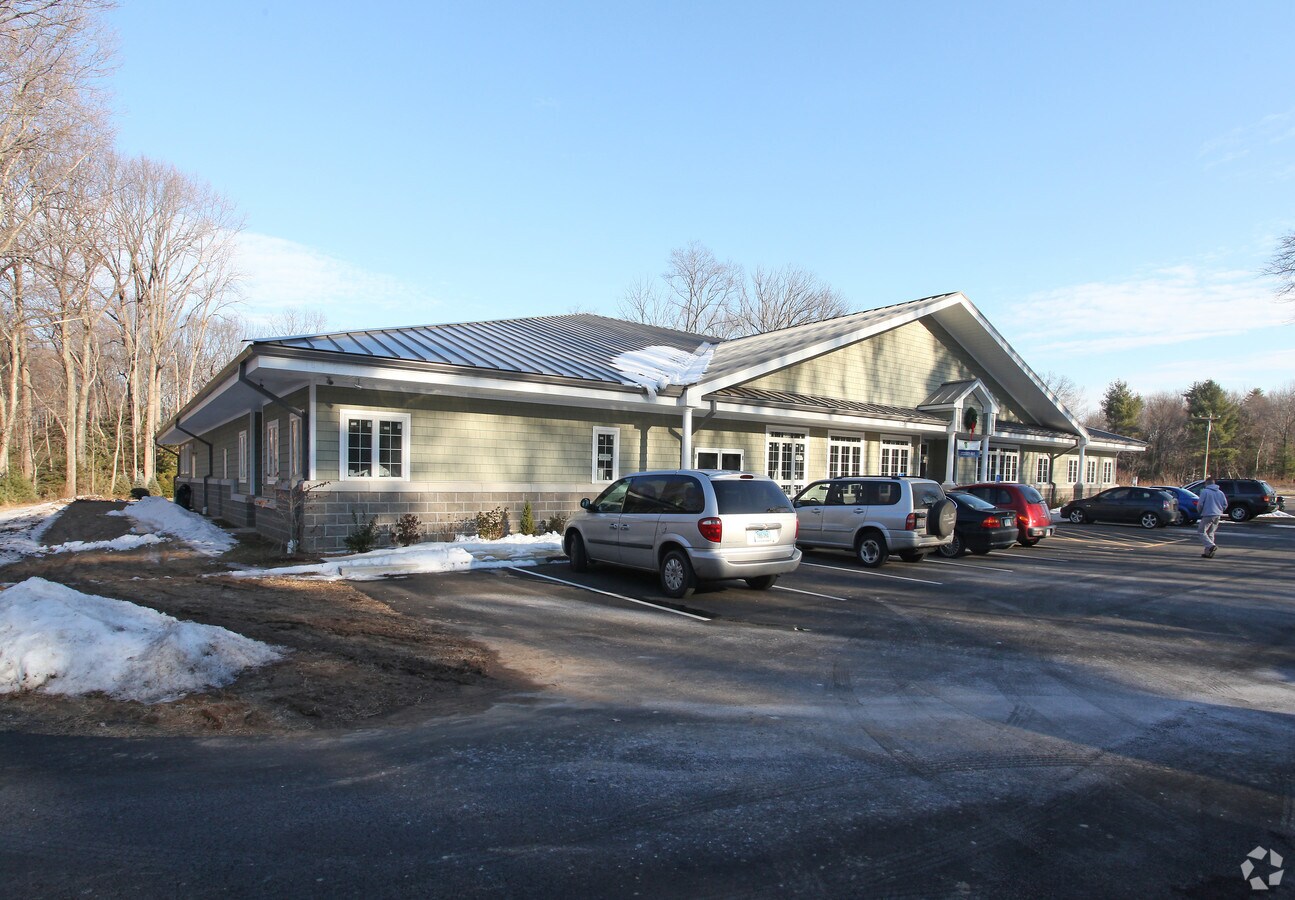 120 Rescue Ln, Bloomfield, CT 06002