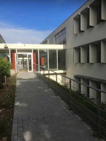 Office in Écully for sale - Lobby - Image 1 of 4