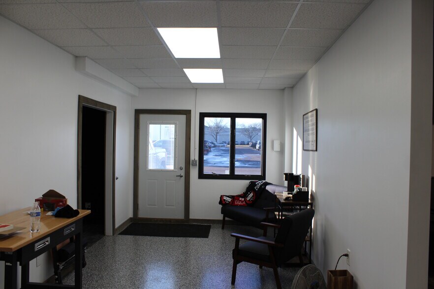 3320 S Duluth Ave, Sioux Falls, SD for lease - Building Photo - Image 3 of 7