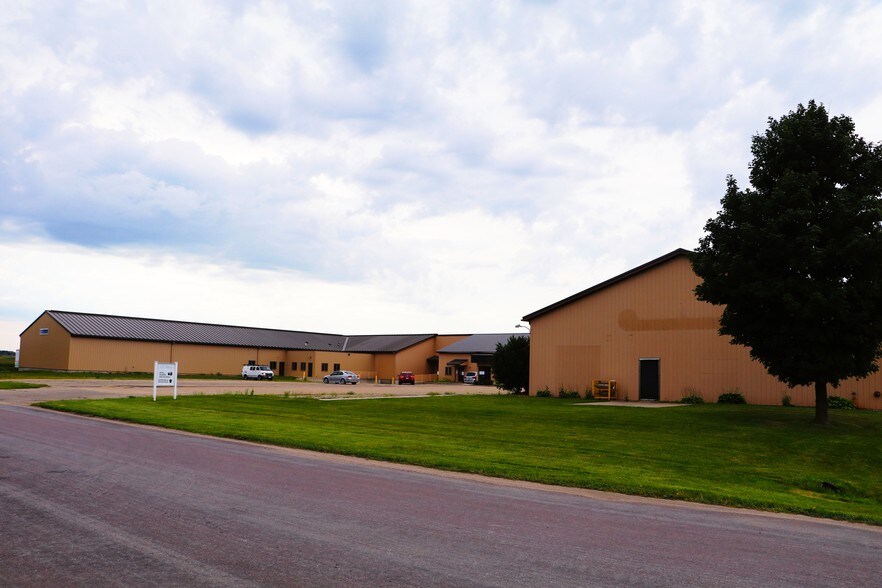 300 16th Ave SE, Waseca, MN for sale - Primary Photo - Image 1 of 1