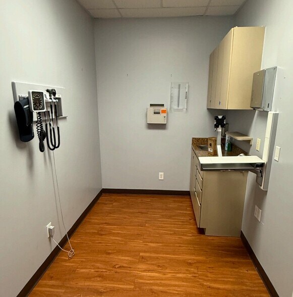 248-02-248-22 Union Tpke, Bellerose, NY for lease - Interior Photo - Image 3 of 6