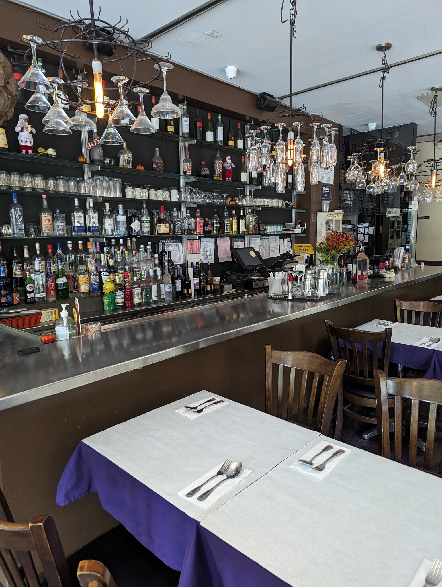 662 9th Ave, New York, NY for lease Building Photo- Image 1 of 6