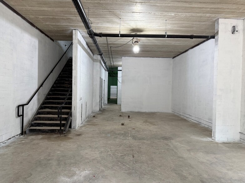 1954 W Chicago Ave, Chicago, IL for lease - Building Photo - Image 3 of 17